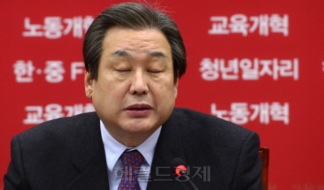 '험지출마론’을 내세우는 김무성 새누리당 대표와 ‘탈당의원 지역구 물갈이’를 내세운 문재인 더민주 대표, “모든 지역구 공천”을 선언한 안철수 의원.