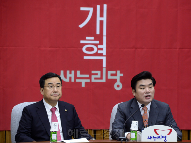 원유철 새누리당 원내대표와 김정훈 정책위의장이 5일 오전 서울 여의도 국회에서 열린 원내대책회의에서 발언을 하고 있다. 박해묵 기자/mook@heraldcorp.com