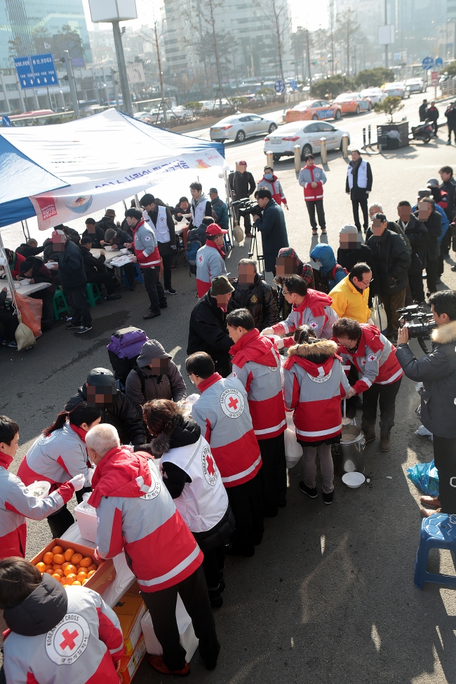 <YONHAP PHOTO-1766> 대한적십자사, 떡국 나눔 시무식 (서울=연합뉴스) 대한적십자사 임직원과 봉사원들이 4일 오전 서울역에서 '떡국 나눔 시무식'을 열고 노숙인과 홀몸노인에게 떡국과 방한용품을 나눠주고 있다. 2016.1.4 << 대한적십자사 제공 >> photo@yna.co.kr/2016-01-04 15:28:24/ <저작권자 ⓒ 1980-2016 ㈜연합뉴스. 무단 전재 재배포 금지.>
<YONHAP PHOTO-1766> 대한적십자사, 떡국 나눔 시무식 (서울=연합뉴스) 대한적십자사 임직원과 봉사원들이 4일 오전 서울역에서 '떡국 나눔 시무식'을 열고 노숙인과 홀몸노인에게 떡국과 방한용품을 나눠주고 있다. 2016.1.4 << 대한적십자사 제공 >> photo@yna.co.kr/2016-01-04 15:28:24/ <저작권자 ⓒ 1980-2016 ㈜연합뉴스. 무단 전재 재배포 금지.>