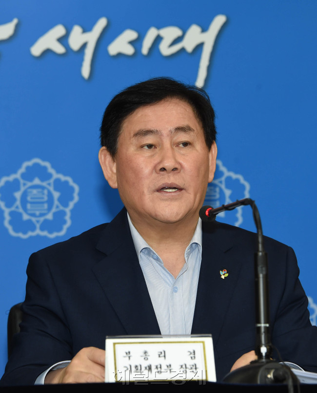 최경환 경제부총리 겸 기획재정부 장관. [사진=헤럴드경제DB]