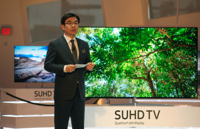 Samsung’s TV chief Kim Hyun-seok speaks at a media preview event for the company’s 2016 quantum-dot UHD TVs, held before the 2016 International CES in Las Vegas on Monday. Samsung Electronics
Models pose at Samsung’s Consumer Electronics Show exhibition hall in Las Vegas that is adorned with quantum-dot display panels on Monday. Samsung Electronics