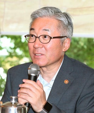 김종덕<사진> 문화체육관광부 장관은 2016년 새해를 맞이해 ‘친절, 대한민국의 힘이 됩니다’라는 주제로 7일 오후 5시 밀레니엄 서울 힐튼호텔에서 한국관광협회중앙회(회장 김홍주)와 함께 ‘2016년 관광인 신년인사회’를 연다.
이 자리에는 국회의원을 비롯하여 정창수 한국관광공사 사장 등 관광 분야 기관ㆍ단체장과 업계 대표, 주한 외국대사 등 500여 명이 참석한다.
문체부 김종덕 장관은 신년 인사를 통해 지난해 중동호흡기증후군(메르스) 사태로 인해 발생한 위기 상황을 극복하고 관광산업의 조기 정상화에 노력을 아끼지 않은 관광인들의 노고를 치하할 예정이다.