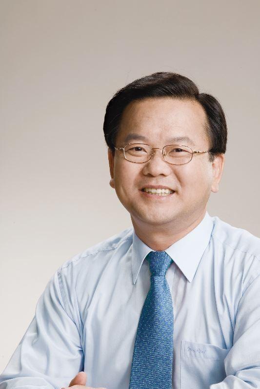 인연은 묘하다. 고등학교부터 대학교까지 40년 지기. 서로의 가정사까지 꿰고 있다. 한때는 당도 함께였다. 그런 둘이 정적으로 조우했다. 그것도 정치인생을 내건 건곤일척(乾坤一擲)의 승부다. 대구에서 부활을 꿈꾸는 김문수 전 경기도지사와 적의 심장부에서 3수에 도전하는 김부겸 전 새정치민주연합 의원. 여야 잠룡으로 꼽히는 이들이 대한민국 보수의 상징, 대구 수성구에서 맞붙는다. 초반 기세는 김 전 의원이 잡았다. 각종 여론조사에서 김 전 지사를 눌렀다. 김 전 지사는 “나 김문수는 선거에서 단 한번도 지지 않았다”고 호언한다. 당내에서 수도권 출마론까지 불거졌지만, 일언지하 거부했다. 대구에서 끝장 보겠다는 의지다.
헤럴드경제는 최근 김 전 지사와 김 전 의원을 차례로 인터뷰했다. 공통 질문을 바탕으로 이를 재구성했다. 40년 지기 정적의 가상 대담이다.
-(6일 전화인터뷰)당내 수도권 출마론을 묻지 않을 수 없다. 대구를 떠나나?
▶김문수 = 허. 수성갑은 험지다. 출마 전에도 당시 유승민 원내대표를 만나 대구 의원 중 한 사람이라도 반대가 있는지 물어봤고, 아무도 반대가 없다는 답을 들었다. 나에게 수성갑 출마를 요청하고선 이제 와 수도권으로 출마하라고 하니 당혹스럽다. 최근 여론조사 결과가 안 좋지만 체감하는 건 나쁘지 않다. 험지인데 계속 쉬운 곳에 출마했다고 언론에 비치는 것도 문제다. 수도권 출마를 요청한 조원진 원내수석부대표와도 통화했다. 좋은 뜻으로 말한 것이니 이해해달라고 하더라. 수성갑에서 최후까지 최선을 다해 반드시 승리하겠다.
-대구 수성갑에서 여야 잠룡이 맞붙는다. 대구 민심은 어떤가.
▶김부겸=대구 민심은 수면 아래서 요동치고 있다. 예전처럼 대통령만 팔면 무조건 당선되리라 판단하지 마라. 무엇이 대구를 이렇게 어렵게 만들었나. 여긴 당선만 되면 국회의원들이 대구를 떠나 서울로 간다. 그 사이 대구는 새로운 동력과 미래에 대한 꿈을 잃어버렸다. (낙선 이후) 4년간 대구에 머물렀다. 내 이름조차 모르는 시민도 “아이고 야야, 이번에는 한번 돼야 한데이”라고 한다.
-두 후보는 경북고와 서울대 동문으로 40년 지기다. 서로를 평가한다면.
▶김문수=김부겸 후보를 잘 안다. 아주 잘 안다. 장점이 많은 정치인이다. 하지만 2003년에 당을 떠났는데 당시 언론은 이들을 ‘독수리 5형제(이부영ㆍ이우재ㆍ김부겸ㆍ김영춘ㆍ안영근)’라 불렀다. 이게 ‘철새’지 왜 ‘독수리 5형제’냐. 대선에서 졌다고 당을 옮겼으니 철새다. 당시 탈당성명과 똑같다. 새누리당을 부수겠다고 한다. (김 전 의원이) 지역감정 타파를 주장하지만, 이미 철 지난 얘기다. ‘노무현 따라하기’다.
▶김부겸=고등학교ㆍ대학교ㆍ운동권 선배인 김 전 지사와는 고등학교 시절, 교회 공부모임에서 처음 만났다. 당시 그는 말 한마디 한마디에 결기가 넘치는 혁명가 같았다. 우린 학생운동을 하다 학교에서 제적된 후 김 선배는 노동운동에, 나는 재야운동에 뛰어들었다. 항간에서는 김 선배가 정치적 도의를 저버렸다고 비판하지만, 나는 그렇게 생각하지 않는다. 서로 신사답게 깨끗하게 경쟁하고 싶다.
-서로의 주장을 보면 결국 지역주의가 주요한 화두가 될 것 같다. 지역주의는 정말 문제인가.
▶김부겸=지역주의라는 벽을 누가 만들었나. 정치인들이다. 국회의원이 되는데 이용했다. 이제 대구 시민은 지역주의 폐해를 실감하고 이 족쇄에서 벗어나려 한다. 대구로 내려가며 ‘지역주의 벽을 넘어서겠다’고 다짐했지만, 그건 오만이고 착각이었다. 지역주의 벽을 넘는 건 내가 아니라 바로 대구시민이다. 대구 사람들 스스로 마음 한켠에 ‘지역주의의 주범’이라는 부담을 안고 있다고 생각한다.
▶김문수=이정현 새누리당 최고위원은 순천 발전을 위해 나왔다. 이 최고위원이 지역주의를 타파하겠다고 해서 당선된 게 아니다. 지역발전을 위해 일한다고 하니 뽑힌 것이다. 이 최고위원의 목표, 승리한 요인이 지역구도 타파가 아니다. 지금 지역주의가 제일 큰 문제인가. 대구의 문제는 수도권과의 격차다. 전라도와의 감정이 문제가 아니다. 대구도 지역감정을 위기로 보지 않는다.
-새누리당은 친박ㆍ비박으로 새정치민주연합은 주류ㆍ비주류로 시끄럽다. 당내 계파갈등을 어떻게 보는가.
▶김부겸=야당은 무조건 단결해야 한다. 분열은 ‘당이야 어떻든 난 상관없다’는 태도 아니고선 할 수 없는 일이다. 내적 통합과 외적 통합을 이루지 못하면 총선, 대선 모두 이기지 못한다는 사실을 뻔히 알지 않나. 게다가 정치는 기본적으로 선악의 개념이 아니다. 공공의 가치가 아닌 개인의 야심을 위해 싸우면 깡패들의 영역 다툼과 다를 게 없다.
▶김문수=언론에서 나에게 친박인지 비박인지 묻는다. 지금 새누리당에 친박, 비박이 어디에 있는가. 대통령을 중심으로 뭉쳐서 위기를 극복해야지 친박, 비박으로 싸울 필요가 없다. 여의도에선 친박, 비박, 신박을 만들지 몰라도 지금 친박,비박으로 나누는 건 맞지 않다.
-두 후보 모두 정치인생에 굴곡이 많다. 왜 정치를 하는가.
▶김문수=새누리당은 국방 안보 위기를 극복하고 남북 위기를 이겨낼 힘이 있다. 방안도 있다. 북한인권법을 11년 전에 내가 냈는데 11년 동안 야당이 발목 잡아 국회를 통과하지 못했다. 이게 정치의 위기다. 젊은이들이 절망에 빠져 결혼도 하지 않는 현실을 바꿀 수 있다. 정치가 안정되고 경제도 가장 발전한, 위대한 대구ㆍ경북을 만들고 싶다.
▶김부겸=거기에 대한 답을 찾고자 대구로 내려왔다. 이대로 편안하게 국회의원으로 선수를 쌓고 60대 중반에 은퇴할 생각은 없다. 그건 직업일 뿐 내가 꿈꾸는 정치가 아니다. 역사와 민중은 특정인의 정치적 욕망에 부응하고자 기회를 주지 않는다. 이 시대의 정치는 지역주의처럼 분명히 넘어야 할 산이 있다. 나라도 고함을 쳐야 한다. 내 정치인생의 종착역은 대구다.
김상수ㆍ김기훈ㆍ장필수 기자/dlcw@