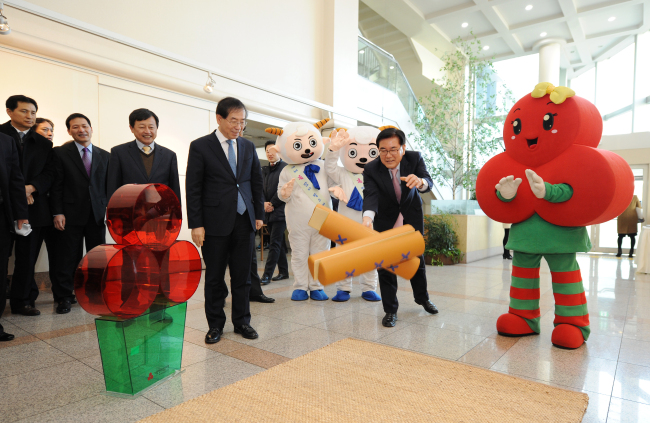 <YONHAP PHOTO-3086> 동대문구 기부 윷놀이로 신년회 개최한다 (서울=연합뉴스) 동대문구는 오는 7일 열릴 신년인사회에서 기부를 주제로한 윷놀이를 개최한다고 5일 밝혔다. 사진은 지난해 신년회에서 박원순 서울시장(오른쪽 두번째)과 유덕열 동대문 구청장(오른쪽)이 5기부 윷놀이를 하고 있는 모습. 2016.1.5 << 동대문구청제공 >> photo@yna.co.kr/2016-01-05 20:34:05/ <저작권자 ⓒ 1980-2016 ㈜연합뉴스. 무단 전재 재배포 금지.>
<YONHAP PHOTO-3086> 동대문구 기부 윷놀이로 신년회 개최한다 (서울=연합뉴스) 동대문구는 오는 7일 열릴 신년인사회에서 기부를 주제로한 윷놀이를 개최한다고 5일 밝혔다. 사진은 지난해 신년회에서 박원순 서울시장(오른쪽 두번째)과 유덕열 동대문 구청장(오른쪽)이 5기부 윷놀이를 하고 있는 모습. 2016.1.5 << 동대문구청제공 >> photo@yna.co.kr/2016-01-05 20:34:05/ <저작권자 ⓒ 1980-2016 ㈜연합뉴스. 무단 전재 재배포 금지.>