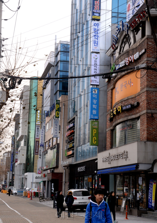 “서울 강남에서 학원 운영했는데…” 이런 말은 강남 외 지역에서도 통한다. ‘강남이력서’를 발판으로 다른 지역 진출이 쉬워진다는 얘기다. 대표적인 게 학원이다. 사진은 6일 오전 학원이 몰려있는 대치동 전경.박현구 기자/phko@heraldcorp.com