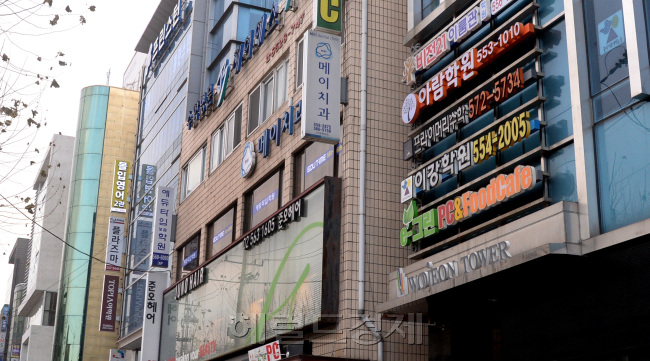 “서울 강남에서 학원 운영했는데…” 이런 말은 강남 외 지역에서도 통한다. ‘강남이력서’를 발판으로 다른 지역 진출이 쉬워진다는 얘기다. 대표적인 게 학원이다. 사진은 6일 오전 학원이 몰려있는 대치동 전경.박현구 기자/phko@heraldcorp.com