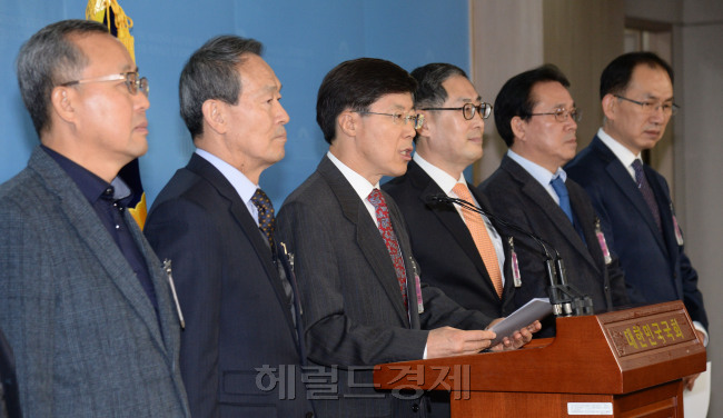 석유화학협회, 중소기업조합 등 24개 업종별 단체 등이 6일 서울 국회 정론관에서 기자회견을 열고 있다. 이들은 경제활성화법과 노동개혁법 등의 조속한 처리를 촉구했다.  안훈 기자/rosedale@heraldcorp.com