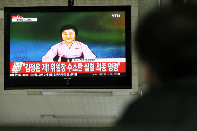 A Seoul citizen watches the North's Korean Central TV's special broadcast that the country has successfully conducted a hydrogen nuclear device test on Wednesday. (Yonhap)