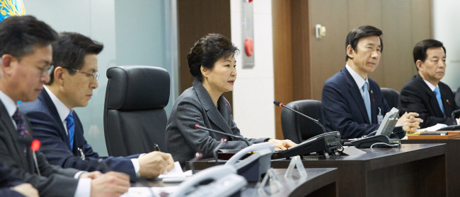 President Park Geun-hye speaks at a National Security Council meeting in Cheong Wa Dae on Wednesday.  (Yonhap)
　