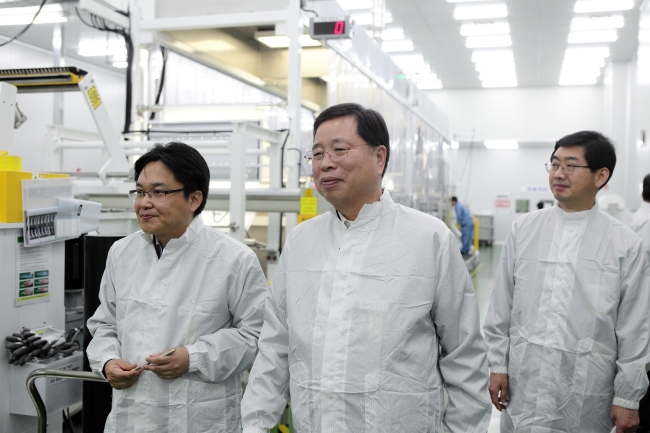 LG Chem CEO Park Jin-soo (center) visits the firm’s factory that manufactures filters for waste water treatment in Cheongju, North Chungcheong Province, on Wednesday.　(LG Chem)