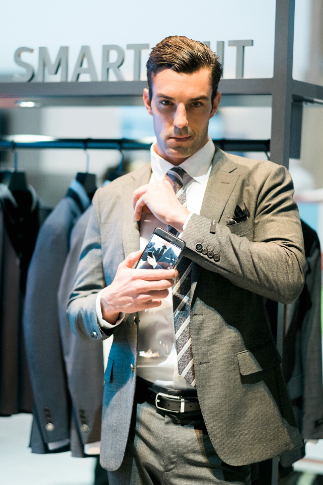 SAMSUNG C&T BOASTS WEARABLE TECH -- Samsung C&T, Samsung Group‘s construction and fashion unit, showcases smart clothes and fashion accessories, including an NFC-enabled smart suit and a clutch bag equipped with a solar charger at the International CES in Las Vegas through Saturday.　(Samsung C&T)