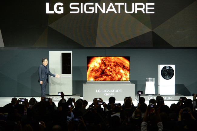 LG Electronics chief technology officer Ahn Seung-kwon gives a presentation for the LG Signature products at a press conference in Las Vegas on Tuesday. (LGE)