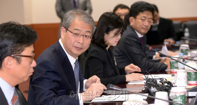 7일 금융위원회에서 열린 경제전반에 대한 리스크 점검회의에서 임종룡 금융위 원장이 각 분야 전문가들과 함께 기업구조조정 관련 리스크에 대해 논의하고 있다. 임 위원장은 “그 어느 때 보다 정부는 높은 경각심과 긴장감을 가지고 상황 변화에 대처해 나갈 것”이라 강조했다.  정희조 기자/checho@heraldcorp.com
