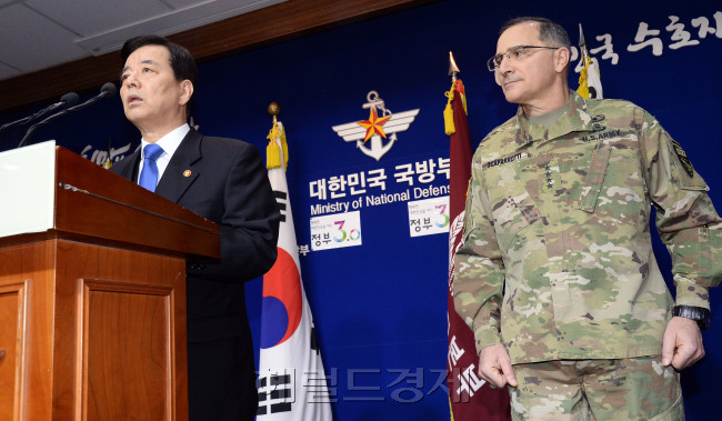 한민구 국방장관이 7일 오전 서울 용산 국방부 브리핑룸에서 북한의 4차 핵실험에 대한 한미 양국의 공조 방안을 발표하고 있다. 이 기자회견에는 커티스 스캐퍼로티 한미연합사령관(오른쪽)이 배석했다.    안훈 기자/rosedale@heraldcorp.com