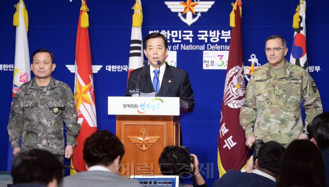 한민구 국방부 장관이 7일 오전 9시 국방부 청사 브리핑룸에서 이순진 합참의장, 커티스 스카퍼로티 한미연합사령관이 배석한 가운데 ‘한미 국방부 장관 공동 언론발표문’을 발표하고 있다. 사진=안훈/rosedale@heraldcorp.com