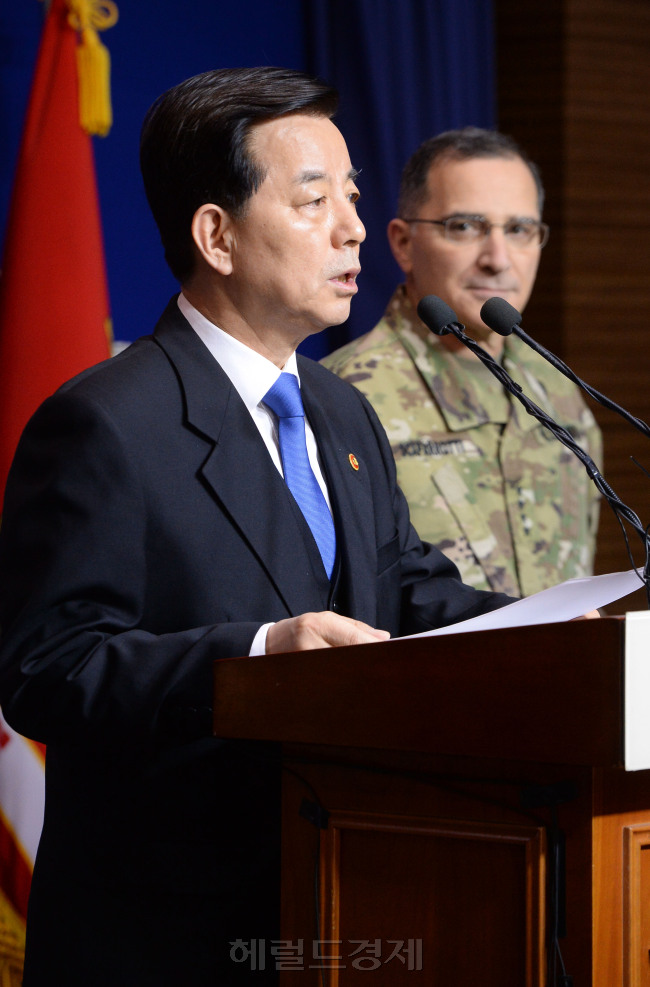7일 오전 서울 국방부 브리핑실에서 북한핵식험 관련해 한민구 국방부장관과 커티스 스캐러로티 주한미군사령관의 한미공조방안 발표 기자회견이 열리고 있다./ 안훈 기자 rosedale@heraldcorp.com 2016.01.07
7일 오전 서울 국방부 브리핑실에서 북한핵식험 관련해 한민구 국방부장관과 커티스 스캐러로티 주한미군사령관의 한미공조방안 발표 기자회견이 열리고 있다./ 안훈 기자 rosedale@heraldcorp.com 2016.01.07
