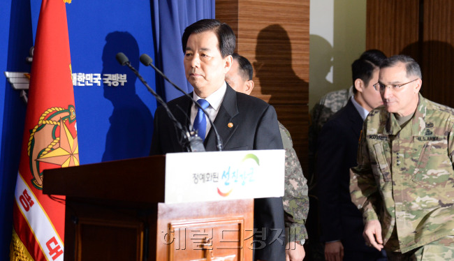 7일 오전 서울 국방부 브리핑실에서 북한핵식험 관련해 한민구 국방부장관과 커티스 스캐러로티 주한미군사령관의 한미공조방안 발표 기자회견이 열리고 있다./ 안훈 기자 rosedale@heraldcorp.com 2016.01.07