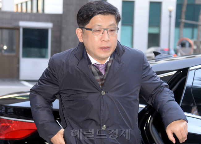 부패범죄특별수사단 초대 단장으로 선임된 김기동(52ㆍ사법연수원 21기) 검사장이 7일 서울 서초동 검찰청사로 출근하고 있다. 박현구 기자/phko@heraldcorp.com