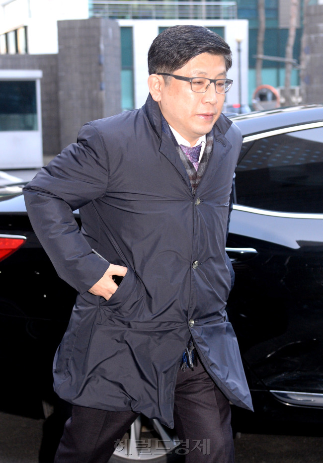 부패범죄특별수사단 초대 단장으로 선임된 김기동(52ㆍ사법연수원 21기) 검사장이 7일 서울 서초동 검찰청사로 출근하고 있다. 박현구 기자/phko@heraldcorp.com