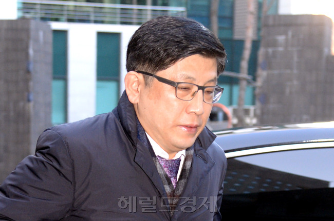 부패범죄특별수사단 초대 단장으로 선임된 김기동(52ㆍ사법연수원 21기) 검사장이 7일 서울 서초동 검찰청사로 출근하고 있다. 박현구 기자/phko@heraldcorp.com
