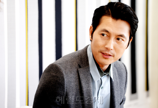 [사진= 영화 ‘나를 잊지 말아요’ 개봉을 앞둔 5일, 서울 삼청동의 한 카페에서 주연배우이자 제작자인 정우성을 만났다. 박현구 기자/phko@heraldcorp.com]