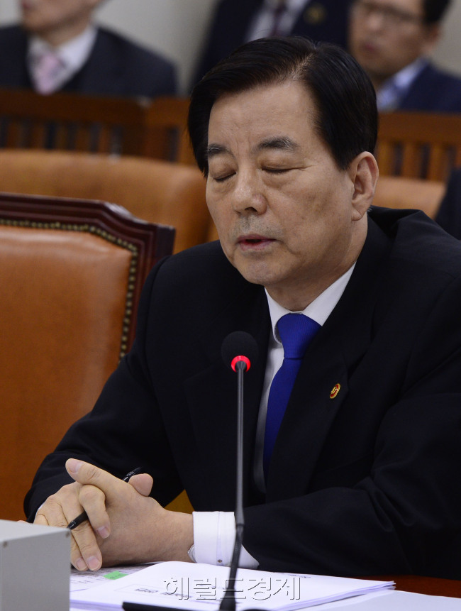 사진설명 = 한민구 국방부장관이 7일 오전 서울 여의도 국회에서 열린 국방위원회 전체회의에서 의원들의 질의에 답하고 있다. 박해묵 기자/mook@heraldcorp.com