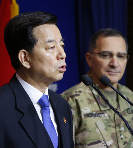 South Korean Defense Minister Han Min-koo (left) and USFK Commander Curtis Scaparrotti (Yonhap)