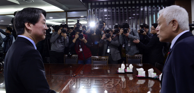 더불어민주당의 전신인 새정치민주연합을 탈당한 김한길 무소속 의원이 7일 안철수 신당에 합류하기로 했다. 안 의원과 김 의원은 이날 오찬 회동을 갖고 신당 창당과 인재영입을 위해 함께 노력하기로 했다. 박해묵 기자/mook@heraldcorp.com