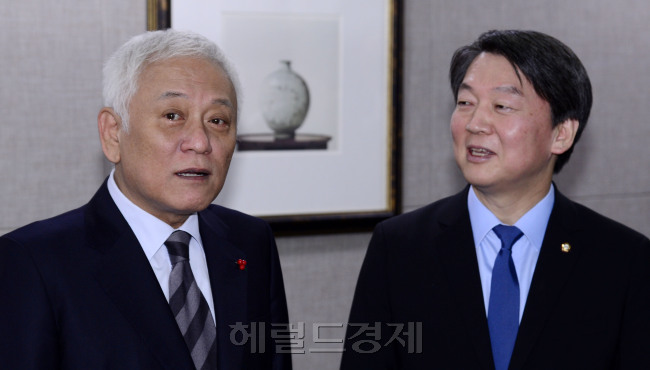 더불어민주당의 전신인 새정치민주연합을 탈당한 김한길 무소속 의원이 7일 안철수 신당에 합류하기로 했다. 안 의원과 김 의원은 이날 오찬 회동을 갖고 신당 창당과 인재영입을 위해 함께 노력하기로 했다. 박해묵 기자/mook@heraldcorp.com