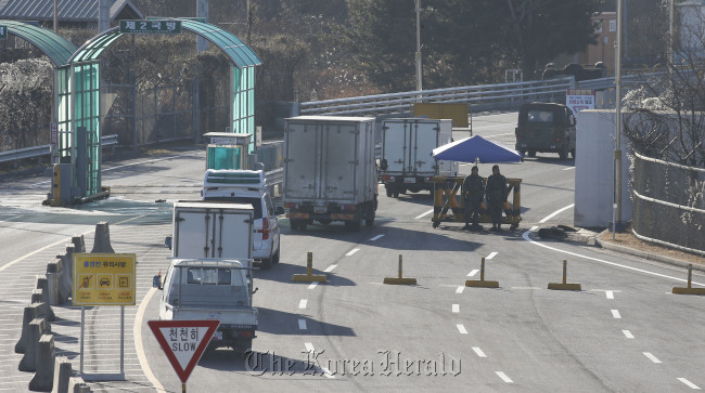 Vehicles from the Gaeseong industrial complex leave the Dorasan Customs, Immigration and Quarantine Office in Paju, Gyeonggi Province, Thursday. (Yonhap)