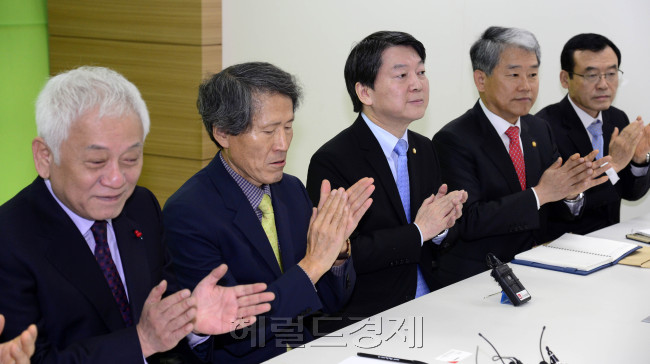 안철수 무소속 의원은 한상진 공동 창당준비위원장이 8일 첫 주재한 창당준비점검회의에서 인재영입과 부정부패 척결, 민생중심을 신당의 3대 비전으로 제시했다. 박해묵 기자/mook@heraldcorp.com