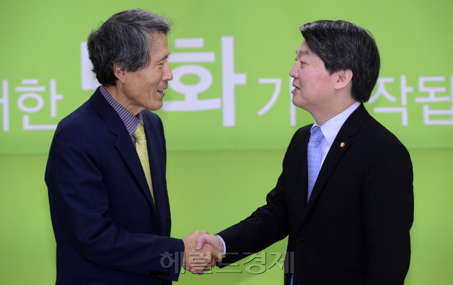 안철수 무소속 의원은 한상진 공동 창당준비위원장이 8일 첫 주재한 창당준비점검회의에서 인재영입과 부정부패 척결, 민생중심을 신당의 3대 비전으로 제시했다. 박해묵 기자/mook@heraldcorp.com