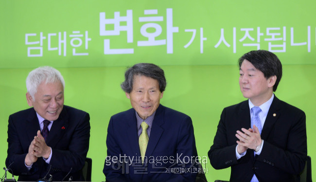 신당 창당을 준비중인 무소속 안철수 의원과 한상진 공동창당준비위원장, 김한길 의원(오른쪽부터)이 8일 서울 마포 당사에서 열린 신당 창당준비점검회의에 함께 했다. 윤여준 전 환경부 장관도 이날 ‘안철수 신당’ 합류를 결정했다. 박해묵 기자/mook@heraldcorp.com