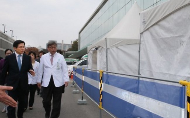 Prime Minister Hwang Kyo-ahn (left) looks around quarantine facilities at a hospital in Seoul in November. Yonhap