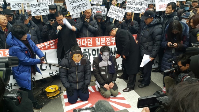 대한민국어버이연합회가 6일 서울 중학동 일본대사관 앞에서 일본의 진정한 사과를 요구하며 퍼포먼스를 벌이고 있다. [헤럴드경제=신동윤 기자]
대한민국어버이연합회가 6일 서울 중학동 일본대사관 앞에서 일본의 진정한 사과를 요구하며 퍼포먼스를 벌이고 있다. [헤럴드경제=신동윤 기자]