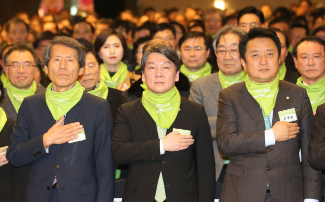 Rep. Ahn Cheol-soo(right) attends the convention for his new political group. Yonhap