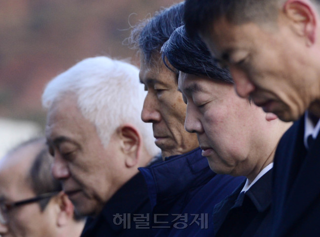 국민의당 창당준비위원회 발족 후 철 공식일정으로 안철수 의원, 김한길 의원, 한상진 공동창당준비위원장이 11일 오전  서울 동작구 국립서울현충원에서 참배하고 있다. 이어 전 대통령 묘역 참배 후 광주로 이동, 국립 5·18민주묘지 참배와 '광주 집단지성과의 대화' 등의 일정을 소화한다. 박해묵 기자/mook@heraldcorp.com
