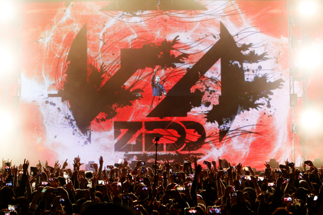 DJ Zedd spins at his solo concert in Seoul at the AX-Korea stadium Friday as part of the Hyundai Card “5 Nights” live concert series.    Hyundai Card