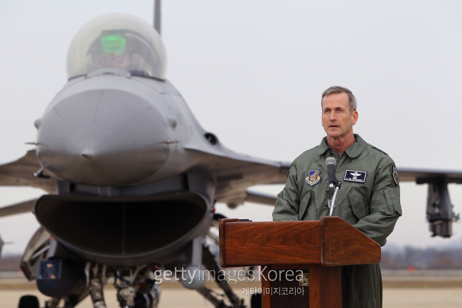 미국의 B-52 폭격기가 10일 출격한 가운데 테런스 오쇼너시(Terrence J. O‘Shaughnessy) 미7공군사령관이 F-16기를 배경으로 기자회견을 열고 관련 상황을 설명하고 있다. [사진=게티이미지]