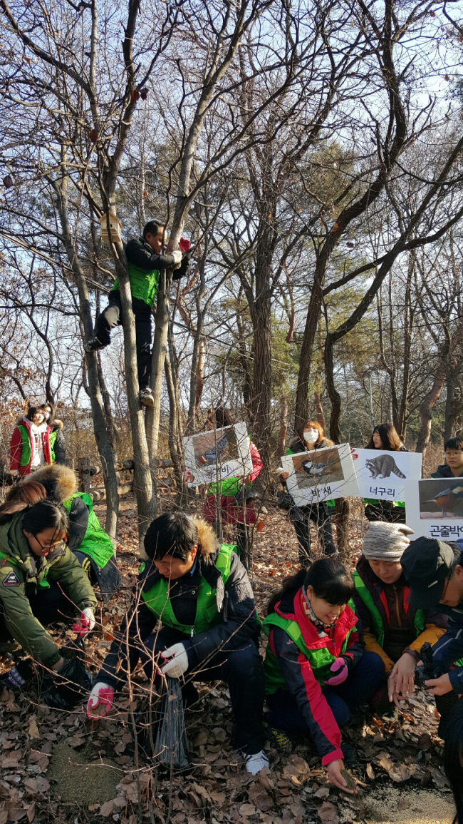 <YONHAP PHOTO-1492> 야생동물 먹이주기 (서울=연합뉴스) 10일 서울 중랑구 봉화산에서 관내 학생들과 묵1동 환경감시단 회원, 주민센터 직원들이 봉화산에 서식하는 야생동물 먹이주기 및 새집달기 행사를 하고 있다. 봉화산에는 다람쥐, 청솔모, 너구리 등 포유류를 비롯해 직박구리, 곤줄박이, 오목눈이, 박새 등 50여종의 조류가 서식하고 있다. 2016.1.10 << 중랑구 제공 >> photo@yna.co.kr/2016-01-10 15:12:37/ <저작권자 ⓒ 1980-2016 ㈜연합뉴스. 무단 전재 재배포 금지.>
<YONHAP PHOTO-1492> 야생동물 먹이주기 (서울=연합뉴스) 10일 서울 중랑구 봉화산에서 관내 학생들과 묵1동 환경감시단 회원, 주민센터 직원들이 봉화산에 서식하는 야생동물 먹이주기 및 새집달기 행사를 하고 있다. 봉화산에는 다람쥐, 청솔모, 너구리 등 포유류를 비롯해 직박구리, 곤줄박이, 오목눈이, 박새 등 50여종의 조류가 서식하고 있다. 2016.1.10 << 중랑구 제공 >> photo@yna.co.kr/2016-01-10 15:12:37/ <저작권자 ⓒ 1980-2016 ㈜연합뉴스. 무단 전재 재배포 금지.>
