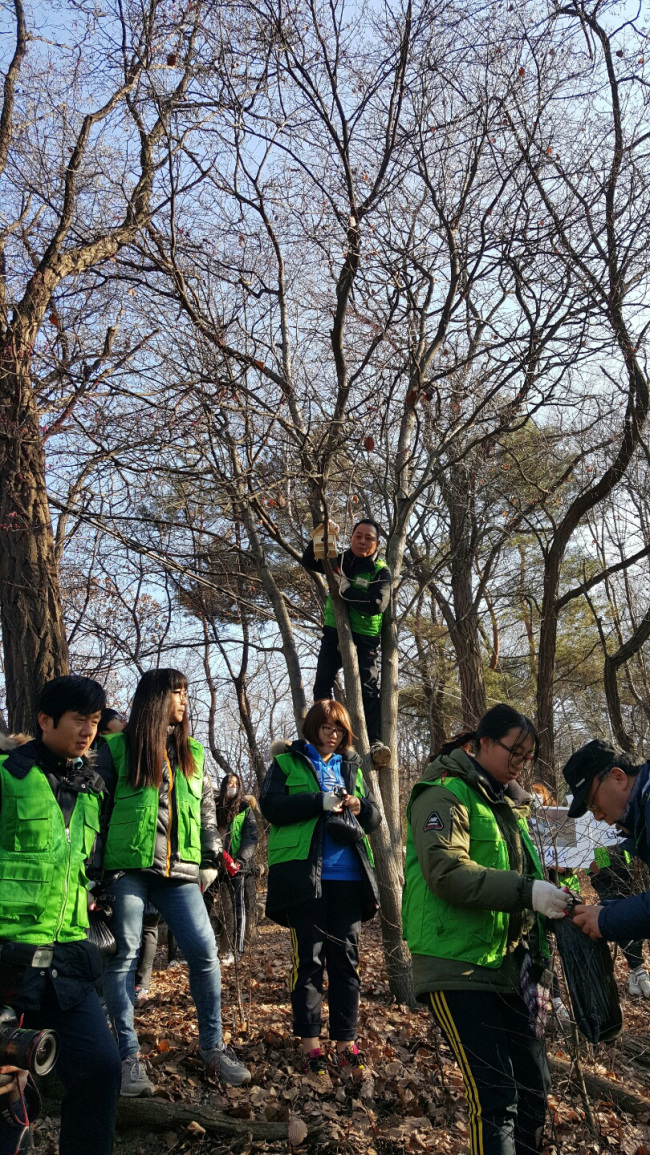 <YONHAP PHOTO-1491> 야생동물 먹이주기 (서울=연합뉴스) 10일 서울 중랑구 봉화산에서 관내 학생들과 묵1동 환경감시단 회원, 주민센터 직원들이 봉화산에 서식하는 야생동물 먹이주기 및 새집달기 행사를 하고 있다. 봉화산에는 다람쥐, 청솔모, 너구리 등 포유류를 비롯해 직박구리, 곤줄박이, 오목눈이, 박새 등 50여종의 조류가 서식하고 있다. 2016.1.10 << 중랑구 제공 >> photo@yna.co.kr/2016-01-10 15:12:29/ <저작권자 ⓒ 1980-2016 ㈜연합뉴스. 무단 전재 재배포 금지.>
<YONHAP PHOTO-1491> 야생동물 먹이주기 (서울=연합뉴스) 10일 서울 중랑구 봉화산에서 관내 학생들과 묵1동 환경감시단 회원, 주민센터 직원들이 봉화산에 서식하는 야생동물 먹이주기 및 새집달기 행사를 하고 있다. 봉화산에는 다람쥐, 청솔모, 너구리 등 포유류를 비롯해 직박구리, 곤줄박이, 오목눈이, 박새 등 50여종의 조류가 서식하고 있다. 2016.1.10 << 중랑구 제공 >> photo@yna.co.kr/2016-01-10 15:12:29/ <저작권자 ⓒ 1980-2016 ㈜연합뉴스. 무단 전재 재배포 금지.>