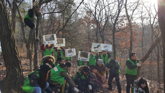 <YONHAP PHOTO-1483> 야생동물 먹이주기 (서울=연합뉴스) 10일 서울 중랑구 봉화산에서 관내 학생들과 묵1동 환경감시단 회원, 주민센터 직원들이 봉화산에 서식하는 야생동물 먹이주기 및 새집달기 행사를 하고 있다. 봉화산에는 다람쥐, 청솔모, 너구리 등 포유류를 비롯해 직박구리, 곤줄박이, 오목눈이, 박새 등 50여종의 조류가 서식하고 있다. 2016.1.10 << 중랑구 제공 >> photo@yna.co.kr/2016-01-10 15:09:32/ <저작권자 ⓒ 1980-2016 ㈜연합뉴스. 무단 전재 재배포 금지.>
<YONHAP PHOTO-1483> 야생동물 먹이주기 (서울=연합뉴스) 10일 서울 중랑구 봉화산에서 관내 학생들과 묵1동 환경감시단 회원, 주민센터 직원들이 봉화산에 서식하는 야생동물 먹이주기 및 새집달기 행사를 하고 있다. 봉화산에는 다람쥐, 청솔모, 너구리 등 포유류를 비롯해 직박구리, 곤줄박이, 오목눈이, 박새 등 50여종의 조류가 서식하고 있다. 2016.1.10 << 중랑구 제공 >> photo@yna.co.kr/2016-01-10 15:09:32/ <저작권자 ⓒ 1980-2016 ㈜연합뉴스. 무단 전재 재배포 금지.>