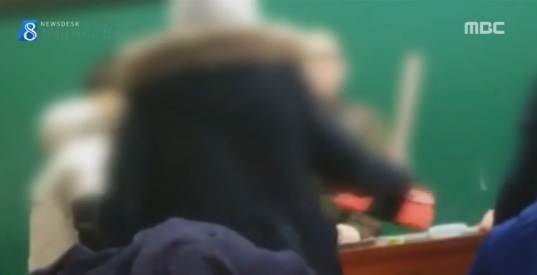 최근 경기도 이천의 한 고등학교에서 학생들이 교실에서 기간제 교사를 빗자루로 때리고 침을 뱉으며 욕설을 한 일이 알려지면서 기간제 교사들의 '애환'에 다시금 이목이 쏠리고 있다. [사진=MBC 방송 화면]
최근 경기도 이천의 한 고등학교에서 학생들이 교실에서 기간제 교사를 빗자루로 때리고 침을 뱉으며 욕설을 한 일이 알려지면서 기간제 교사들의 '애환'에 다시금 이목이 쏠리고 있다. [사진=MBC 방송 화면]