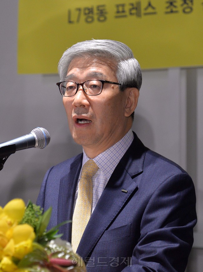 호텔롯데 L7명동의 오픈을 하루앞둔 11일 오전 서울 퇴계로 L7명동에서 열린 기자간담회에서 송용덕 사장이 인사말을 하고 있다. 이상섭 기자/babtong@heraldcorp.com