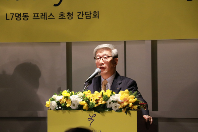 Hotel Lotte CEO Song Yong-deok speaks during a press conference at L7 Myeongdong in Seoul on Monday.   Yonhap