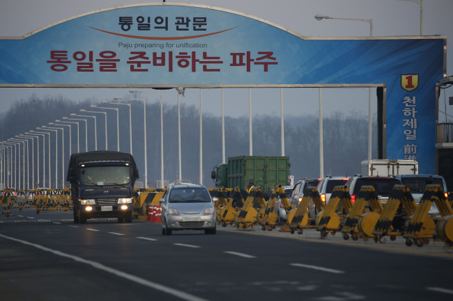 <YONHAP PHOTO-0375> 임진강 건너는 개성공단 차량 (파주=연합뉴스) 임병식 기자 = 11일 오전 경기도 파주시 통일대교 남단에서 개성공단 차량이 임진강을 건너기 위해 줄지어 대기하고 있다. 통일부는 북한의 4차 핵실험에 따른 조치로 개성공단 생산활동과 직결된 인원에 한해 공단 방문을 허용하고 있다. 2016.1.11 andphotodo@yna.co.kr/2016-01-11 08:27:56/ <저작권자 ⓒ 1980-2016 ㈜연합뉴스. 무단 전재 재배포 금지.>