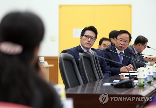 Lawmakers listen to testimony from a defector during a parliamentary session held at the Hanawon settlement support center for North Korean refugees in Ansong, Gyeonggi Province, in October. (Yonhap)