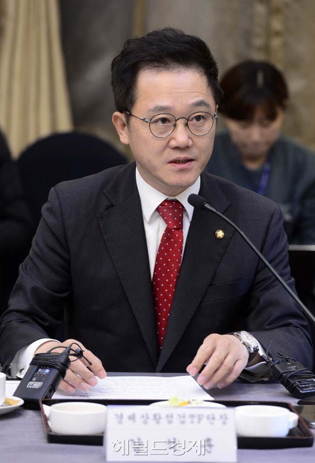 12일 오전 서울 여의도 국회에서 경제상황점검TF 10차회의가 열린 가운데 강석훈 단장이 인사말을 하고 있다. 박해묵 기자/mook@heraldcorp.com
