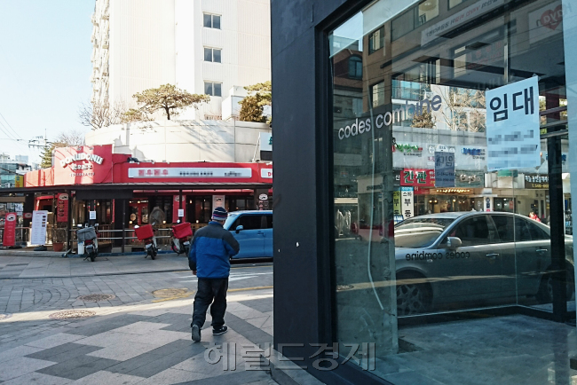 압구정로데오거리에서 임대문의가 적힌 빈 점포를 보는 것은 어렵지 않다. 손님 발길을 뜸한데 임대료는 야속하게도 계속 오르다. 거리에 남은 업주들의 주름살은 깊어져만 간다.