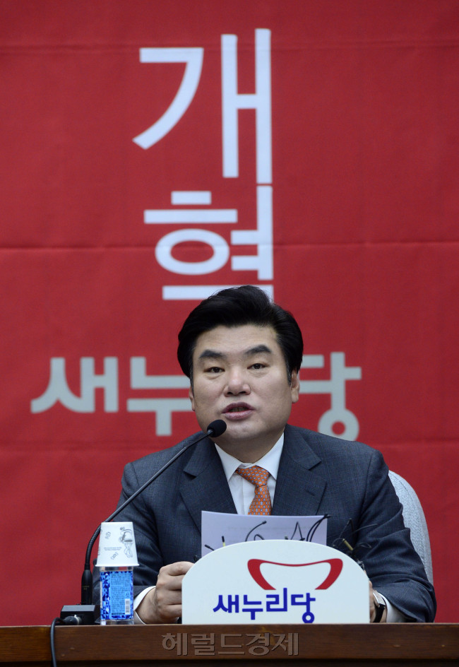 원유철 새누리당 원내대표가 12일 오전 서울 여의도 국회에서 열린 원내대책회의에서 모두발언을 하고 있다. 박해묵 기자/mook@heraldcorp.com